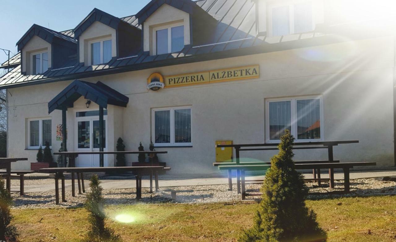 Hotel Pizzeria Alzbetka Strecno Exterior foto